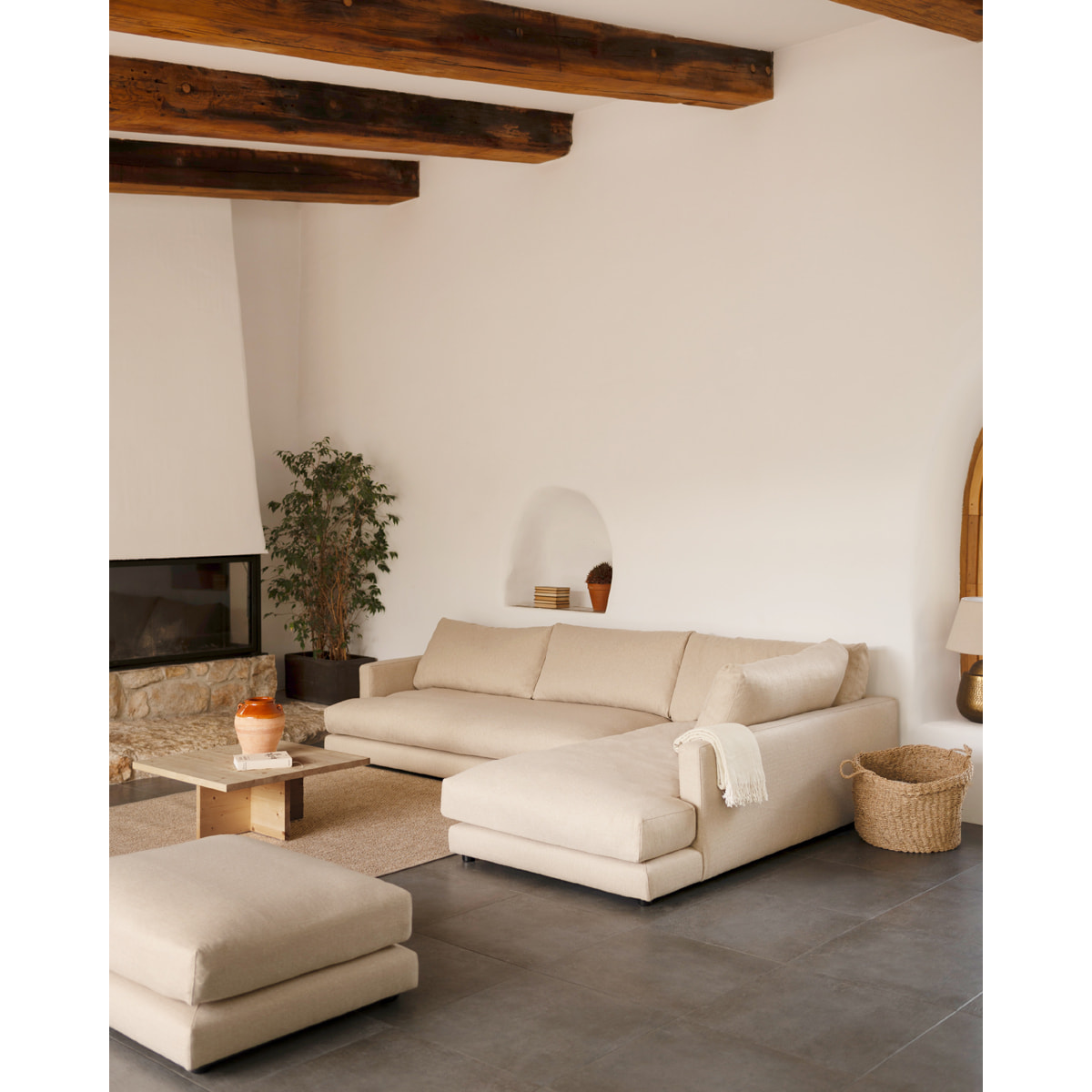 Table basse carrée en bois massif ton chêne moyen de 80x80cm Hauteur: 33.2 Longueur: 80 Largeur: 80