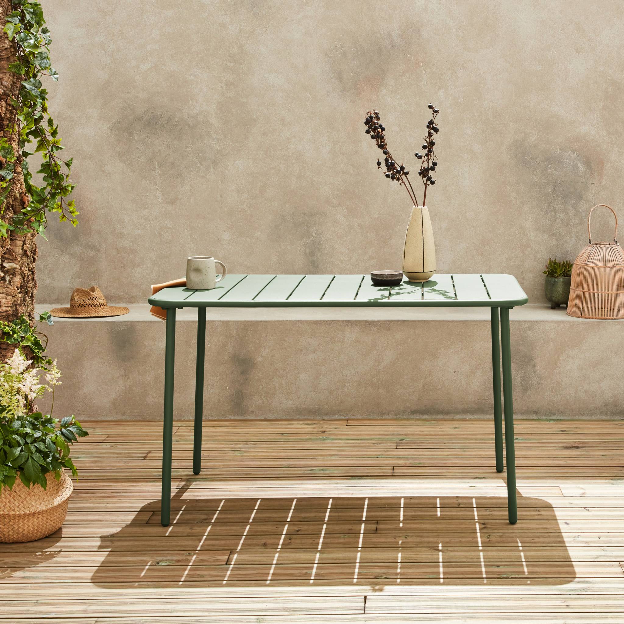 Table de jardin métal 4 places. vert. Amelia. 120x70cm. traitement antirouille. lattes et bords arrondis