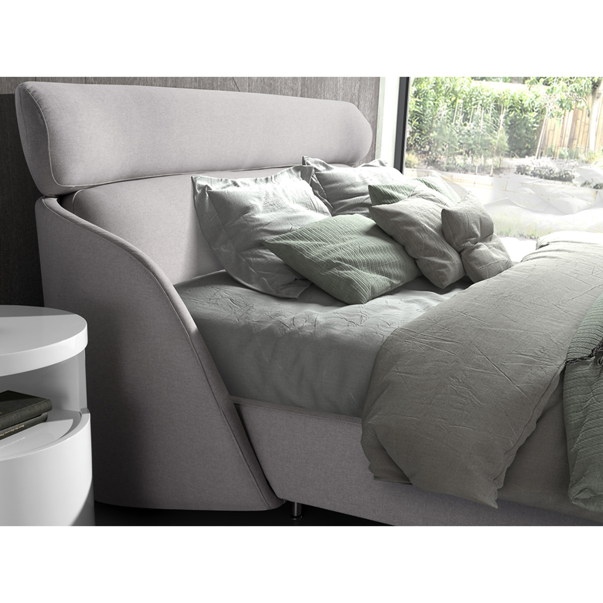 Cama Angel Cerdá de matrimonio con un cabecero y estructura en tela en gris claro y patas de acero inoxidable en epoxi negro 207x250x102cm