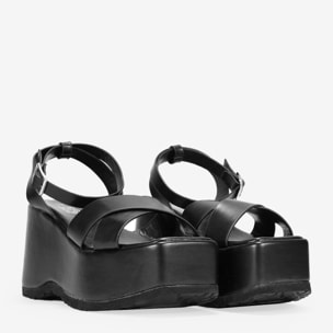 Sandalias con plataforma negras y pulsera en el tobillo