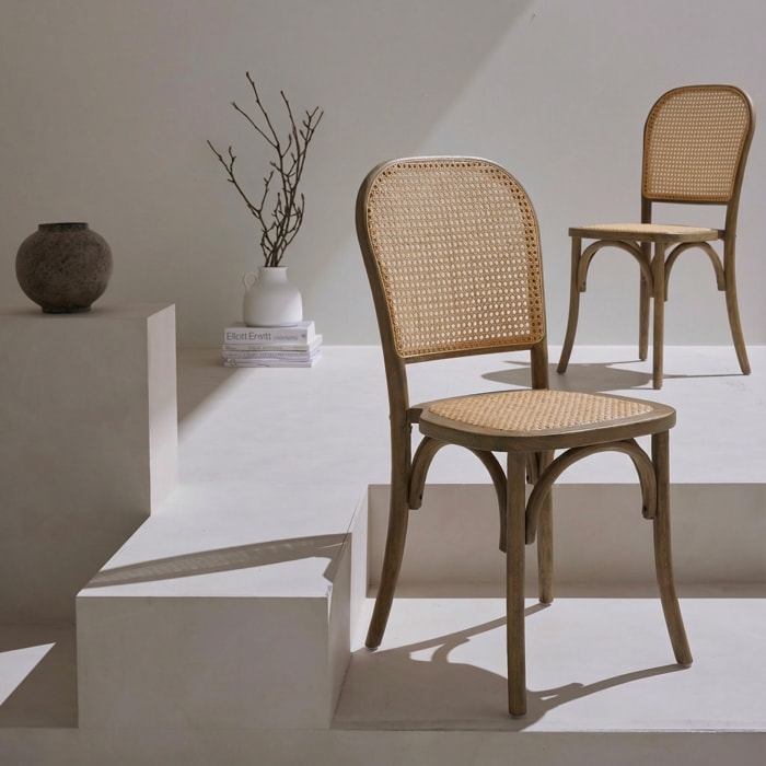 Lot de deux chaises vintage en bois marron vieilli avec assise et dossier en rotin