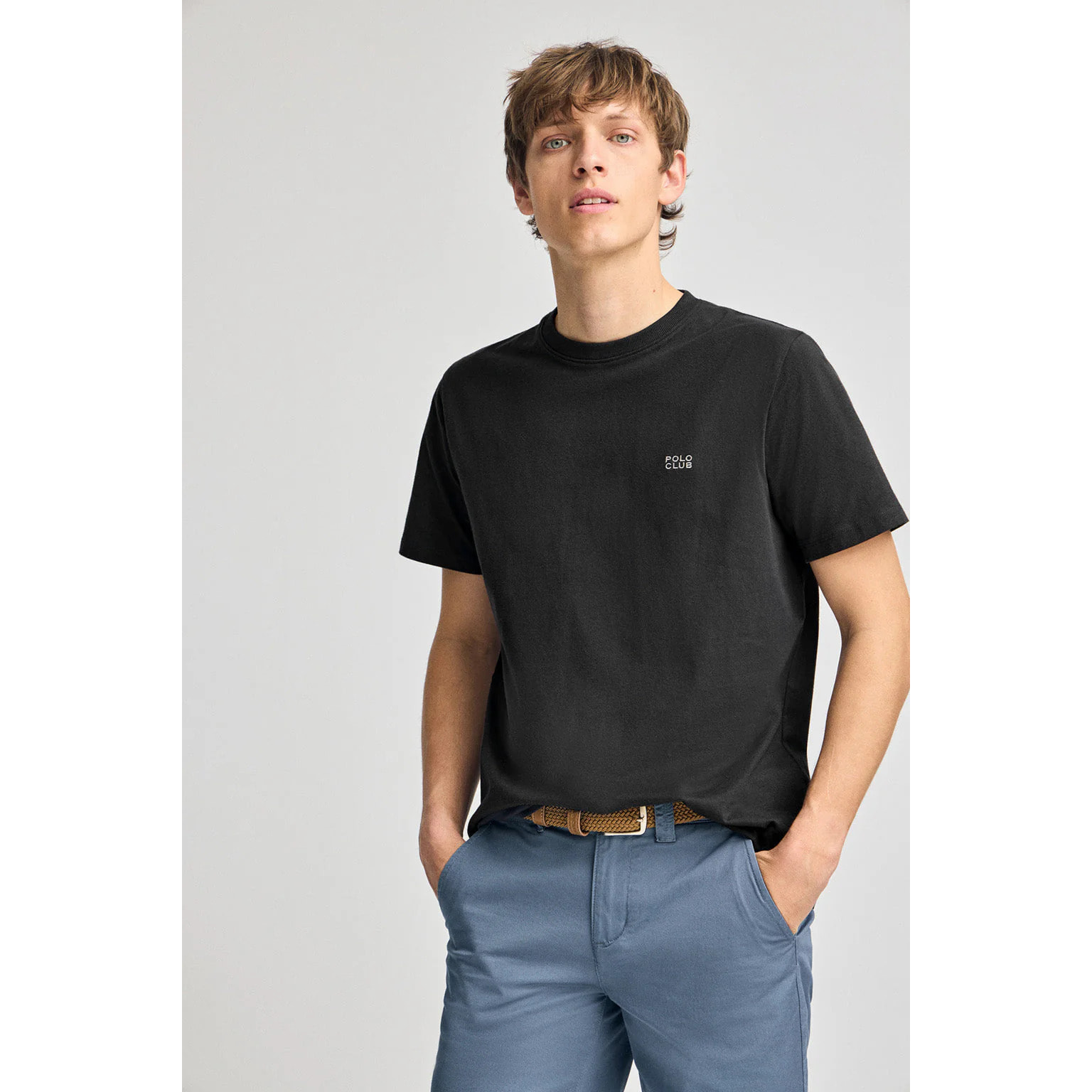 Camiseta negra básica de cuello redondo con detalle bordado