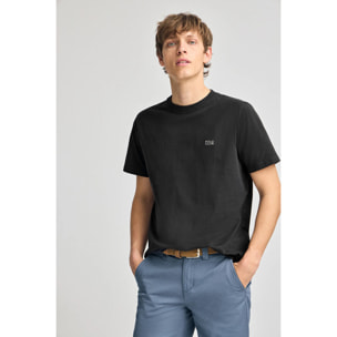 Camiseta negra básica de cuello redondo con detalle bordado