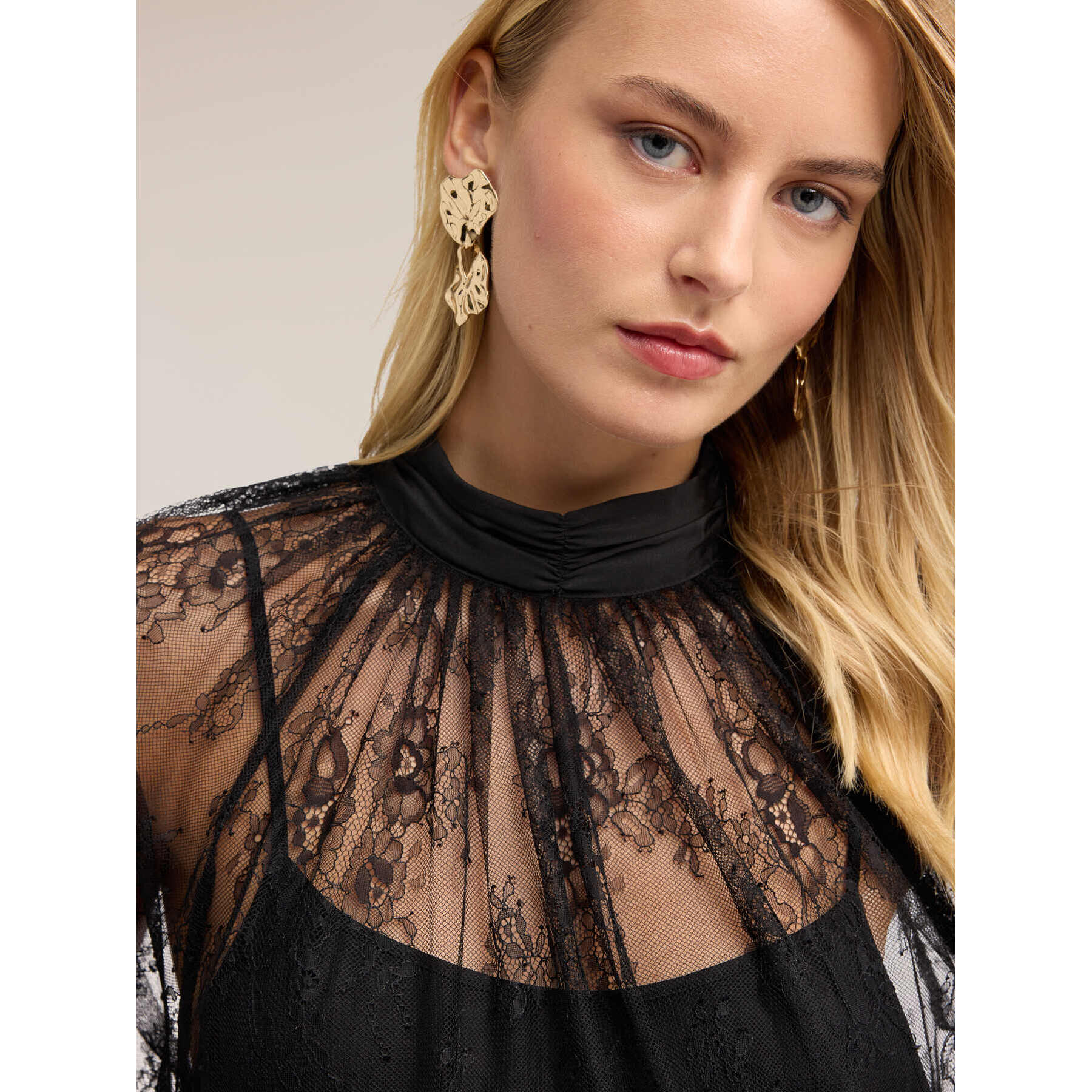 Motivi - Blusa de encaje con cuello drapeado - Negro