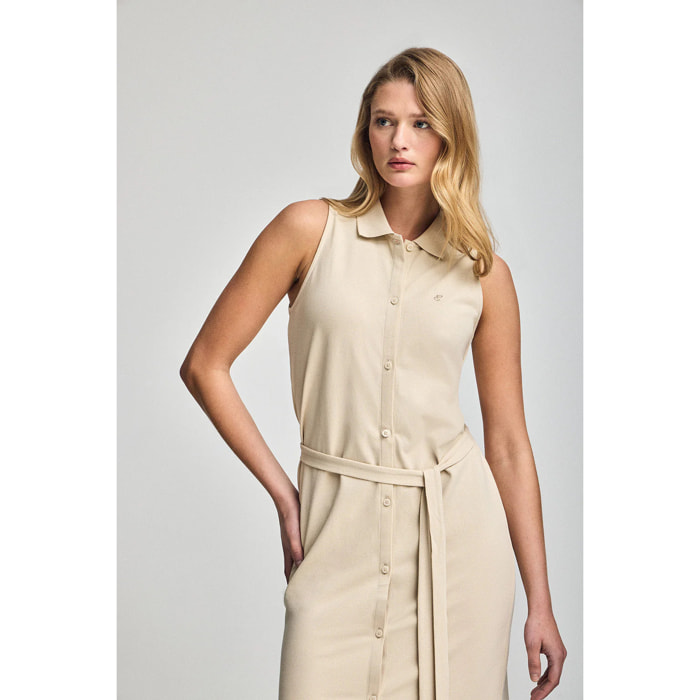 Vestito beige smanicato e abbottonato con monogramma ricamato