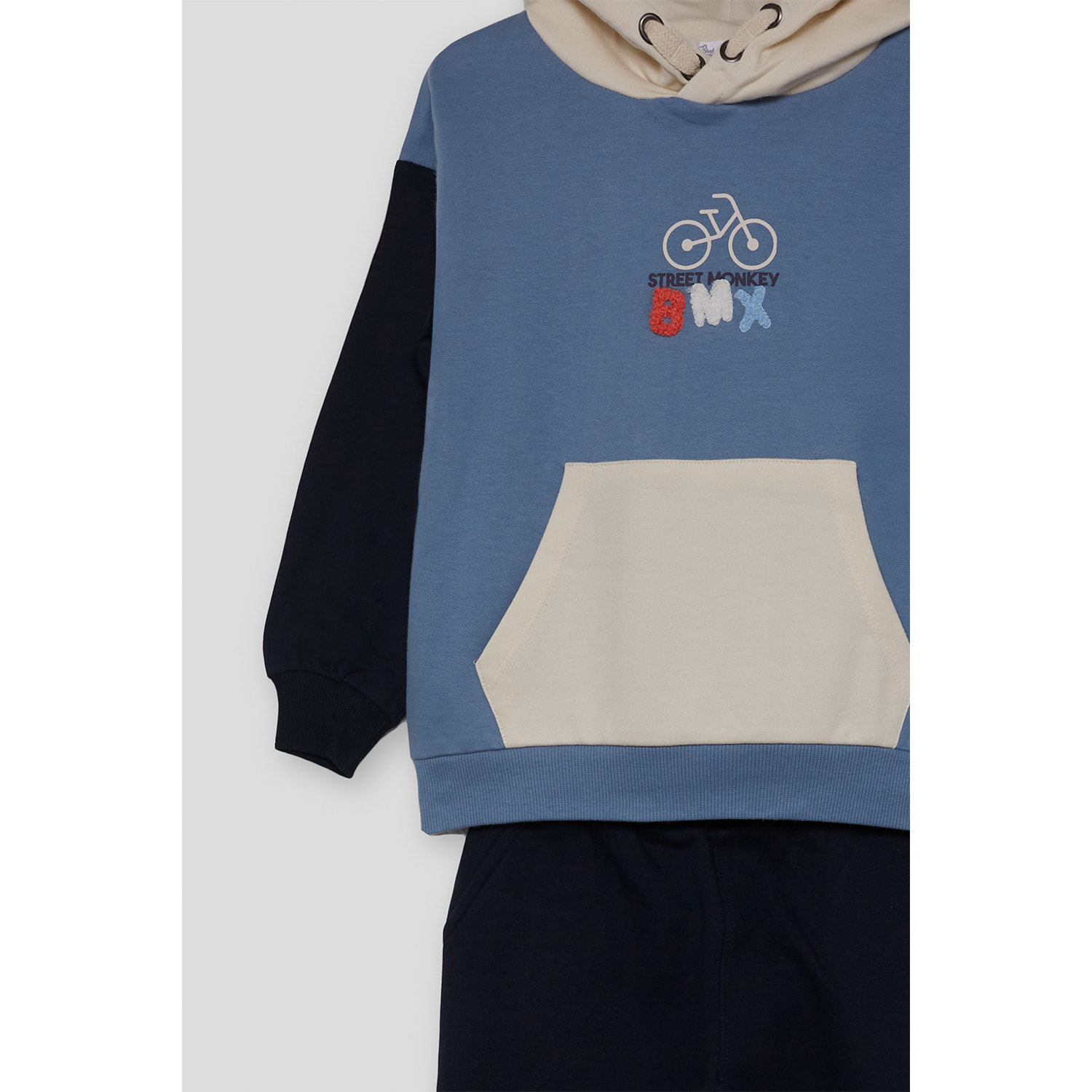 Conjunto niño sudadera con capucha azul marino y beige y pantalón jogger, estampado estilo BMX | Color: Marino | Street Monkey