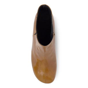 Botín de tacón Alegra en charol con cierre elástico y tacón kitten