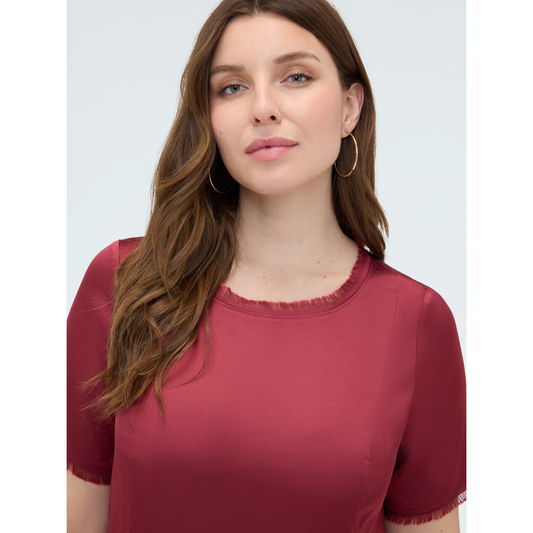 Fiorella Rubino - Vestido línea A en raso con detalles deshilachados - Rojo