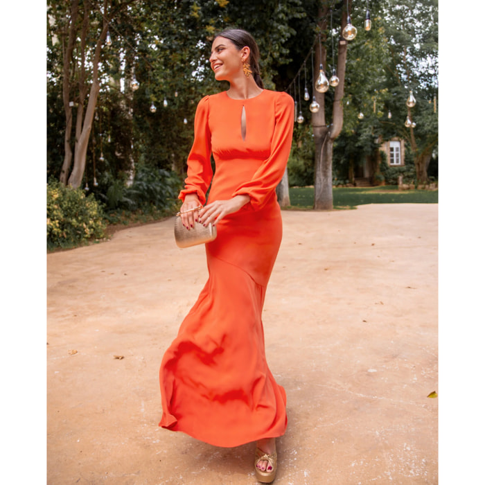 Vestido largo con falda al bies.