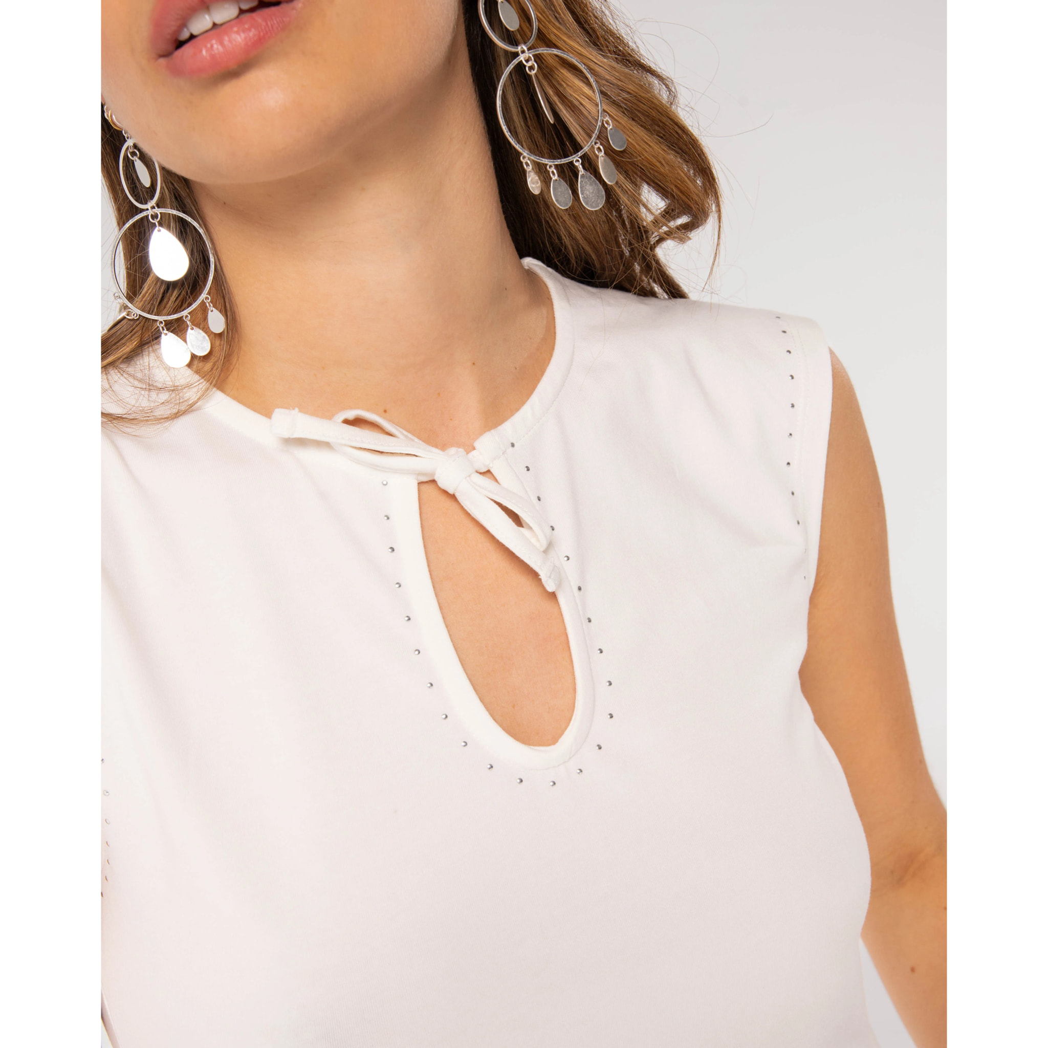 Top tipo cut out con lazo en el escote y tirantes de mujer