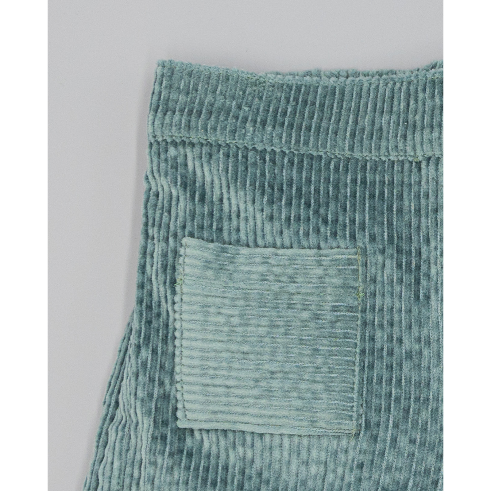 Short Verde De Pana Con Bolsillos