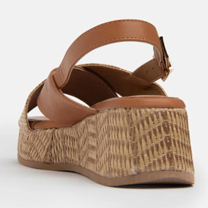 Sandalo con fascia incrociata in paglia e cinturino - CAMMELLO