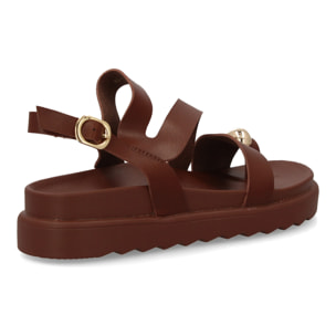 Sandalias cómodas de tiras mujer con adorno metálico.