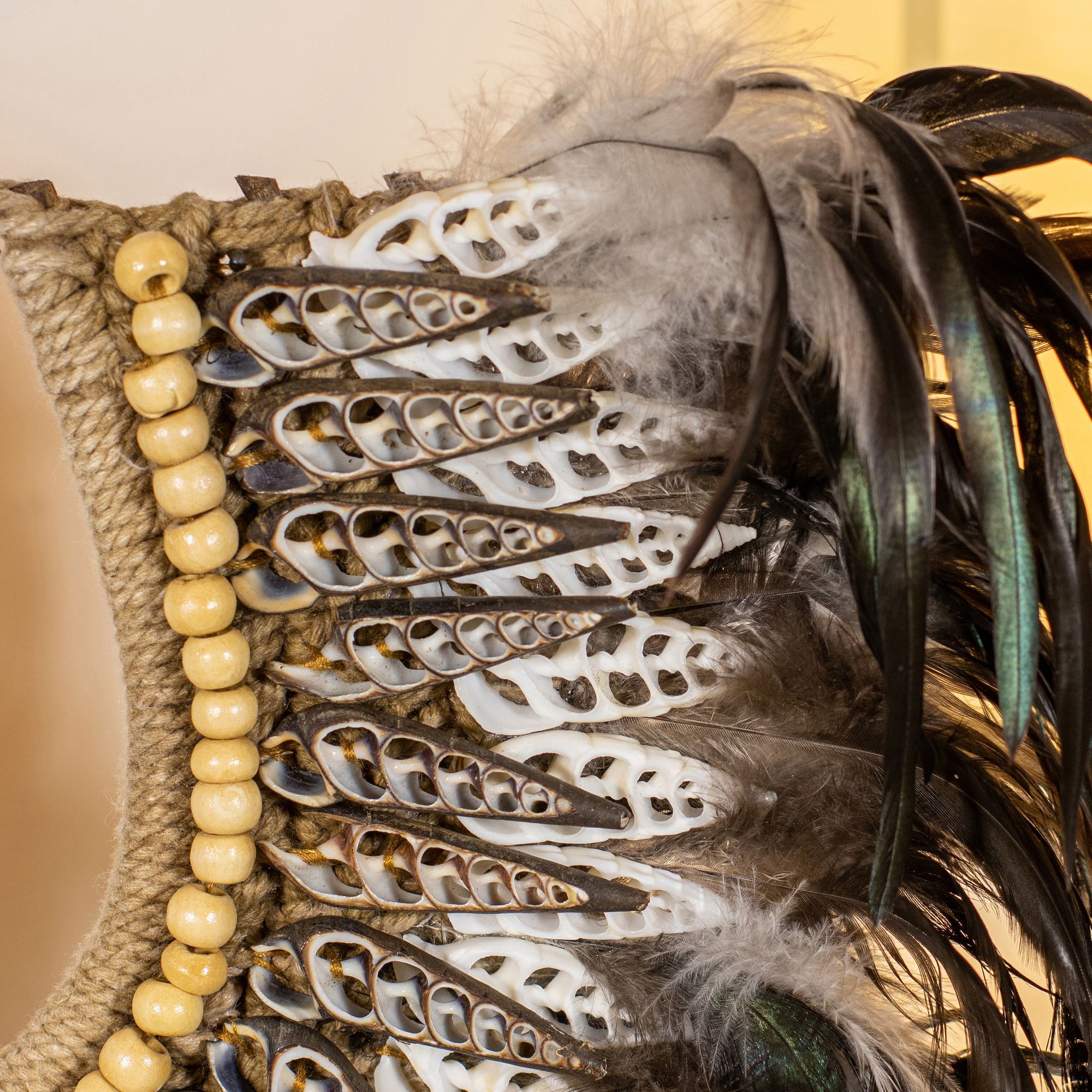 Collier en plumes et coquillages noirs PAPUA