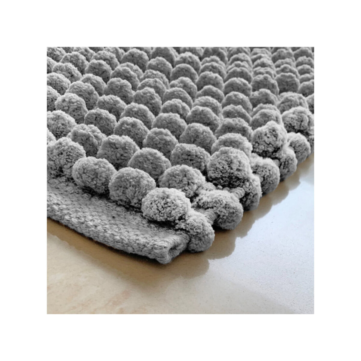 Tapis de salle de bain rectangulaire 40 x 60 cm avec pompons - 6 coloris - POP
