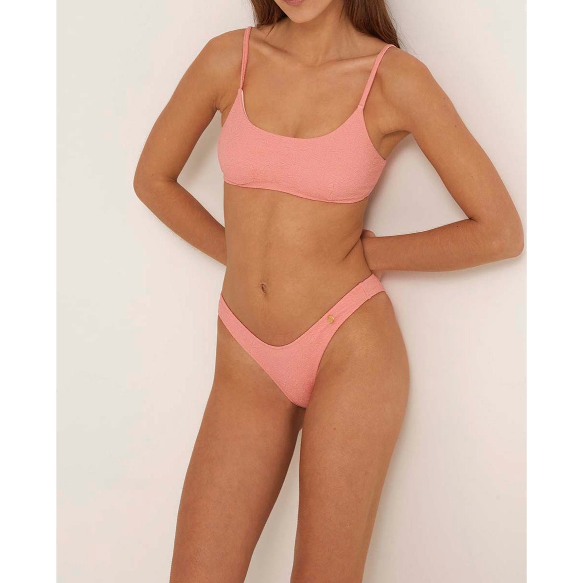 Top de bikini cerrado con estampado floral a tono