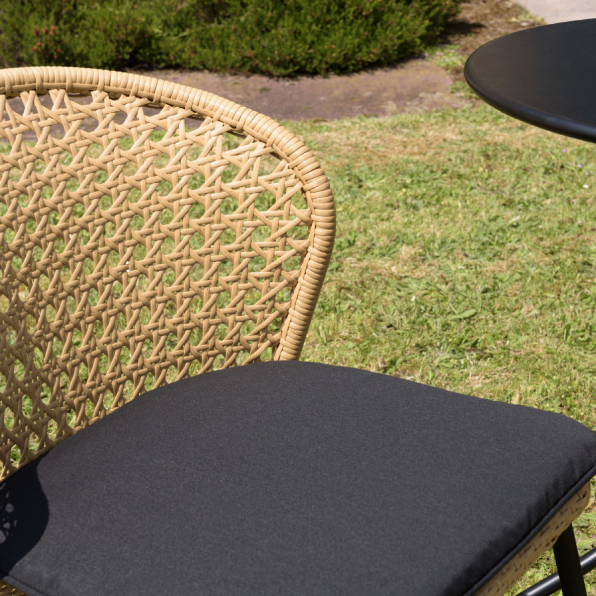 MALO - SALON DE JARDIN 4 PERS. - 1 Table ronde 120x120cm et 4 chaises beiges et noires