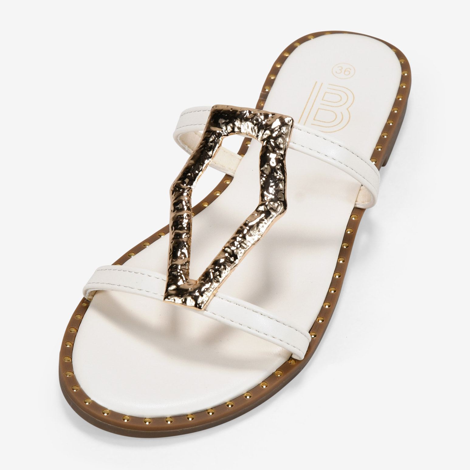 Sandalias planas beige con aplique metálico