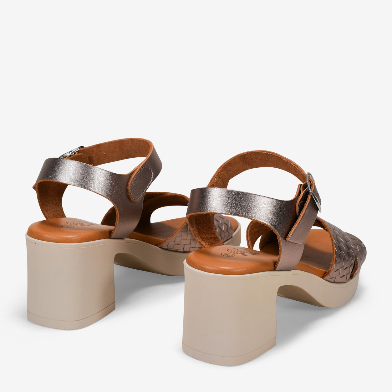 Sandalias de piel trenzadas metalizadas con tacón