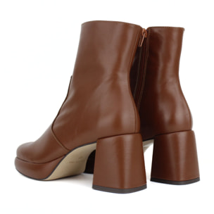 Botine de piel color cuero con plataforma. Tacón de 7 cm
