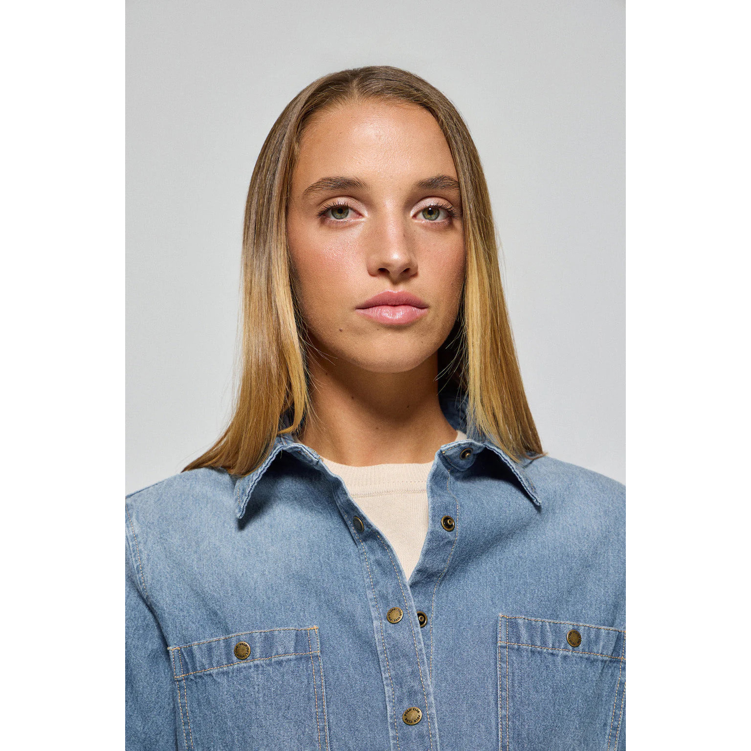 Camisa denim con dos bolsillos y detalle Polo Club
