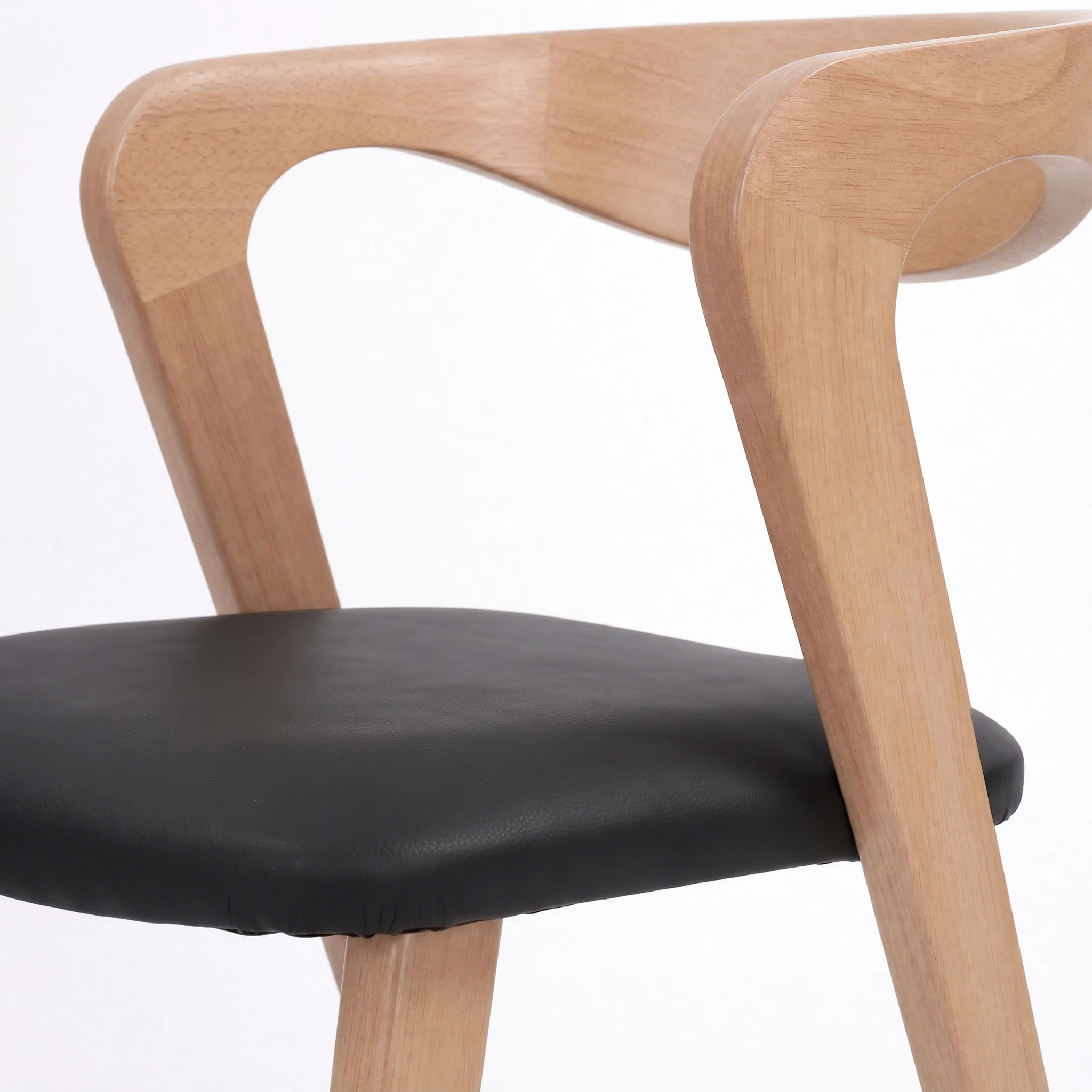 Chaise en bois d'hévéa blond et cuir synthétique noir - Vega