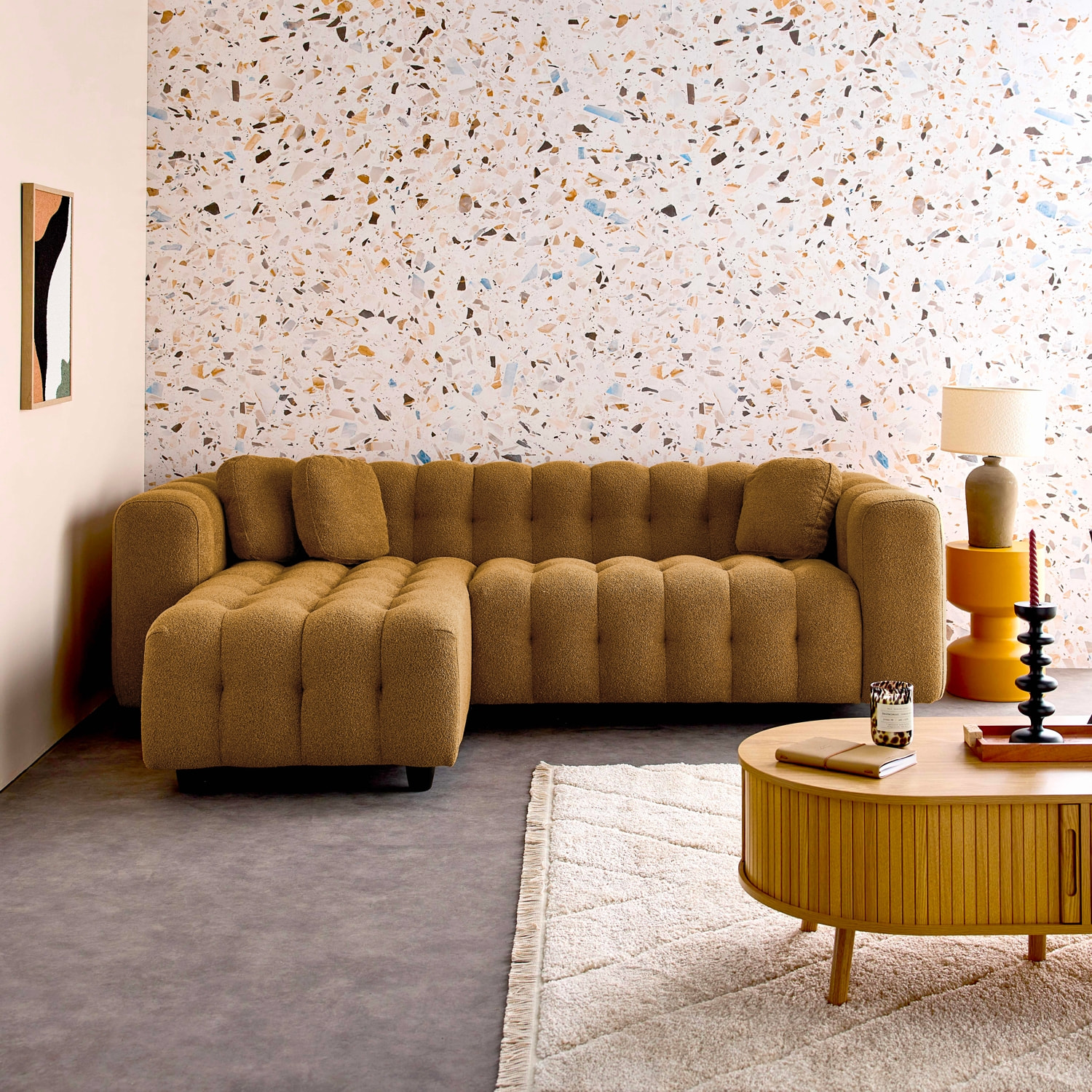 Canapé d'angle réversible 3-4 places bouclette texturée. moutarde. capitonné structure bois d'eucalyptus et contreplaqué