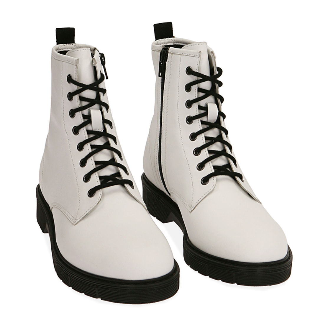 Botas militares de piel blanca.