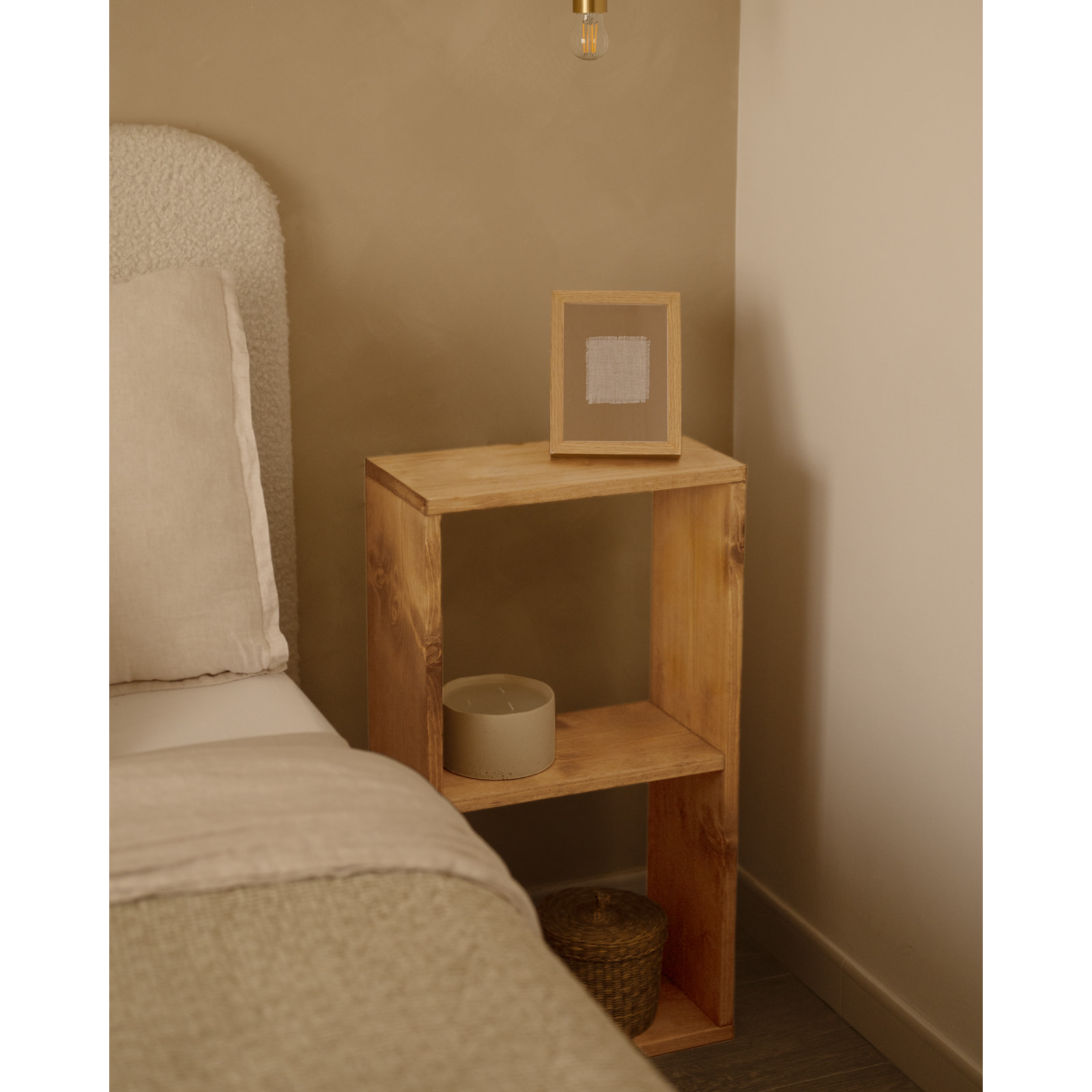 Estanteria de madera maciza en tono roble medio con 1 estante Alto: 74 Largo: 40 Ancho: 20