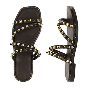 Sandalias planas negras con tachuelas