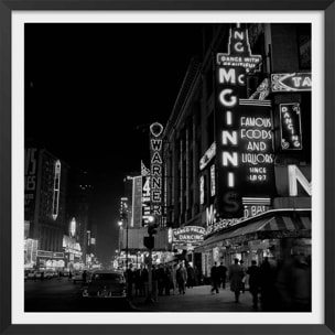 Affiche New York - Broadway, Photo de 1960 par Paul Amasy Affiche + cadre en bois - Noir