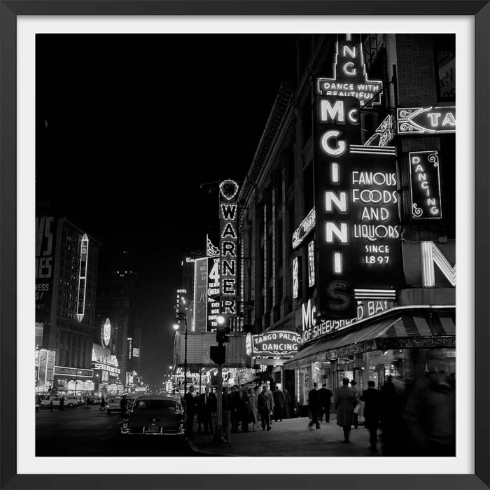Affiche New York - Broadway, Photo de 1960 par Paul Amasy Affiche + cadre en bois - Noir