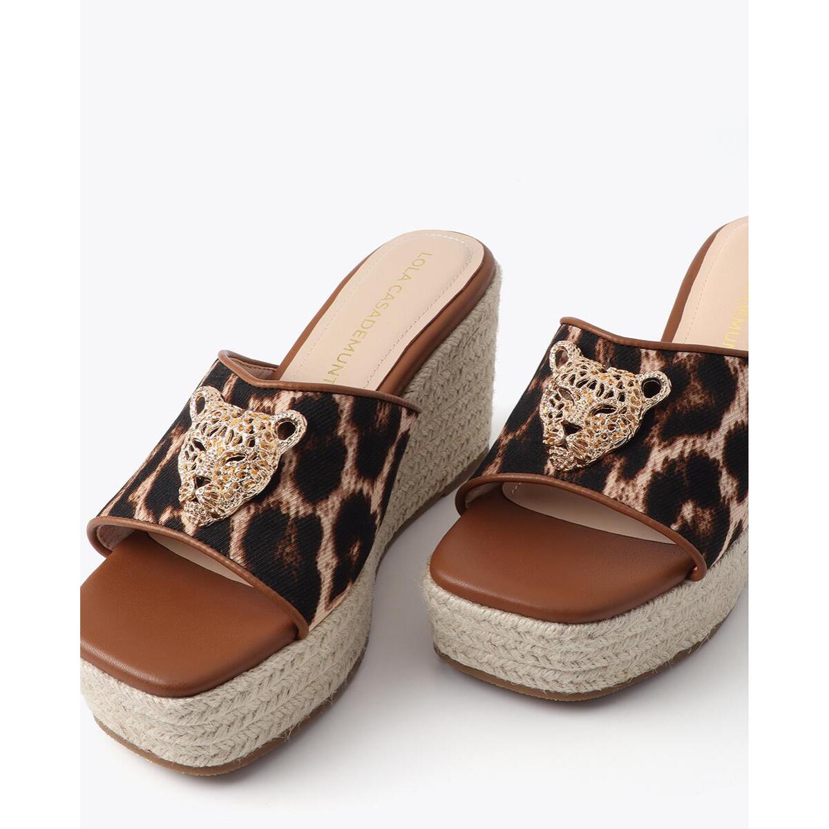 Zeppa con stampa leopardata e decorazioni metalliche