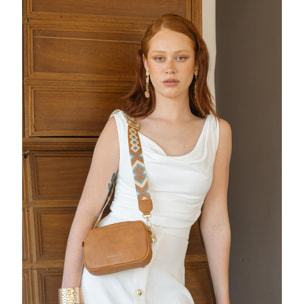 Bolso pequeño marrón con asa bordada