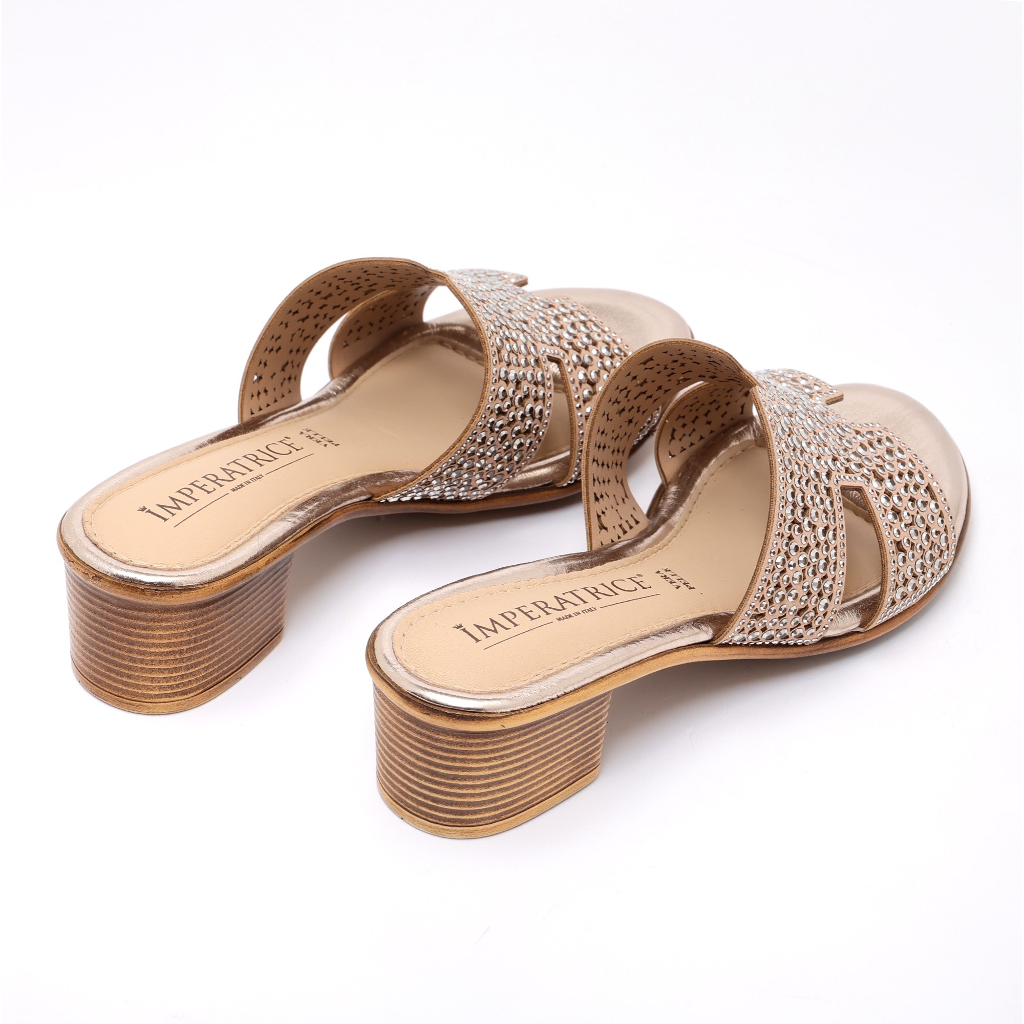 Sandali in simil pelle con applicazioni di strass e sottopiede comodissimo in memory