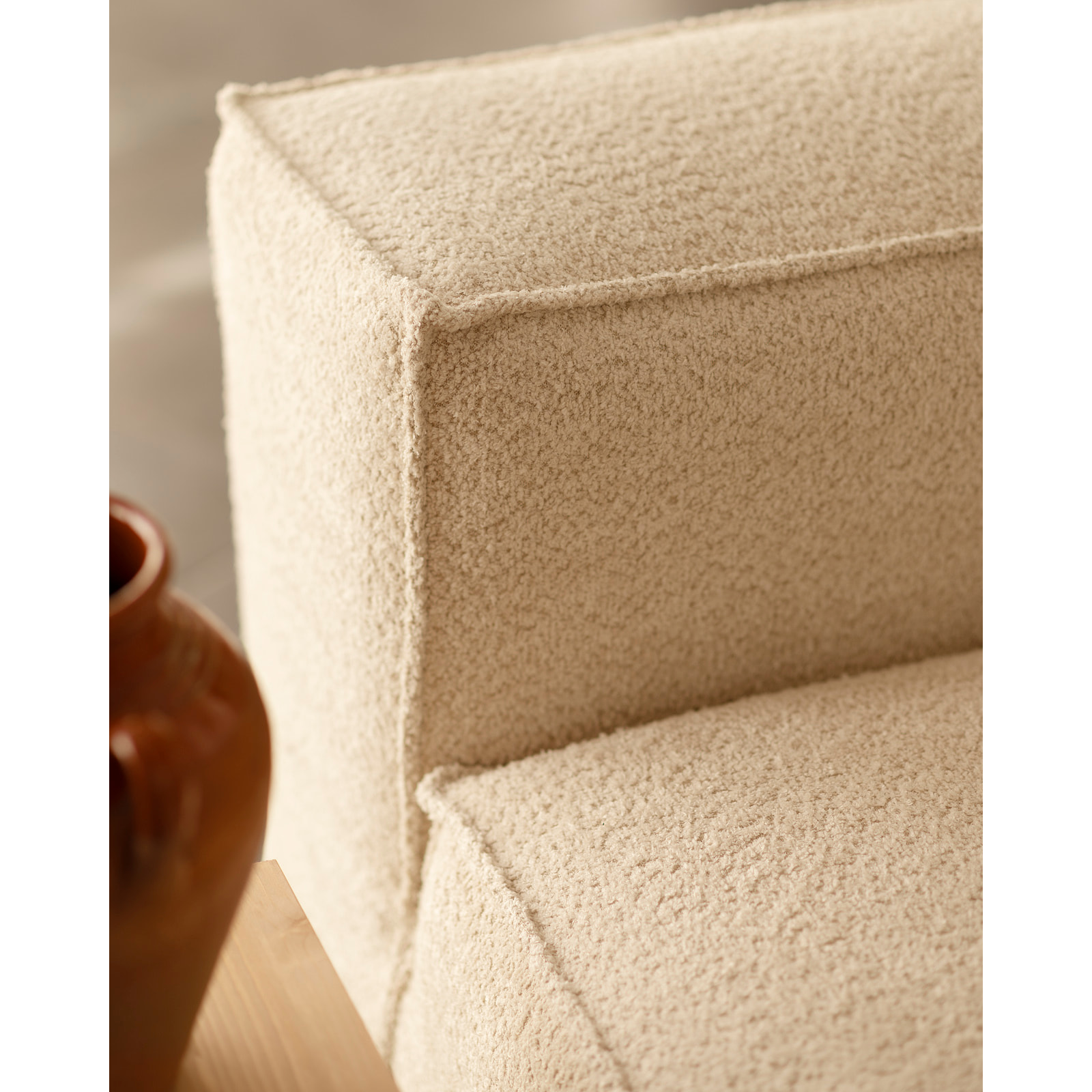 Fauteuil en bouclé couleur blanc cassé de 110x90cm Hauteur: 70 Longueur: 110 Largeur: 90