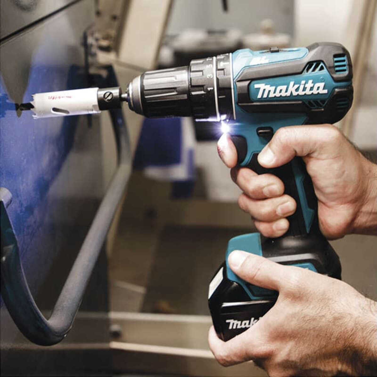 Perceuse à percussion 18V LXT - MAKITA - avec 2 batteries 3.0Ah 18V - chargeur - MAKPAC - DHP485RFJ