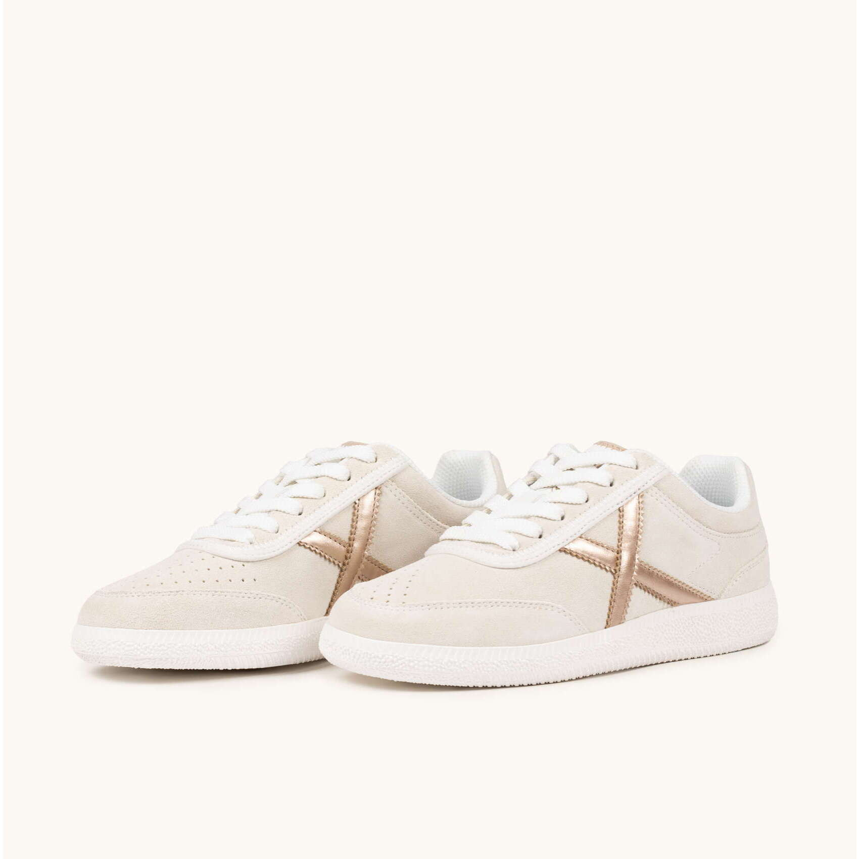 Zapatilla de Ante en Color Crema con Detalles Oro Rosa MUNICH RUMBA WMN 25