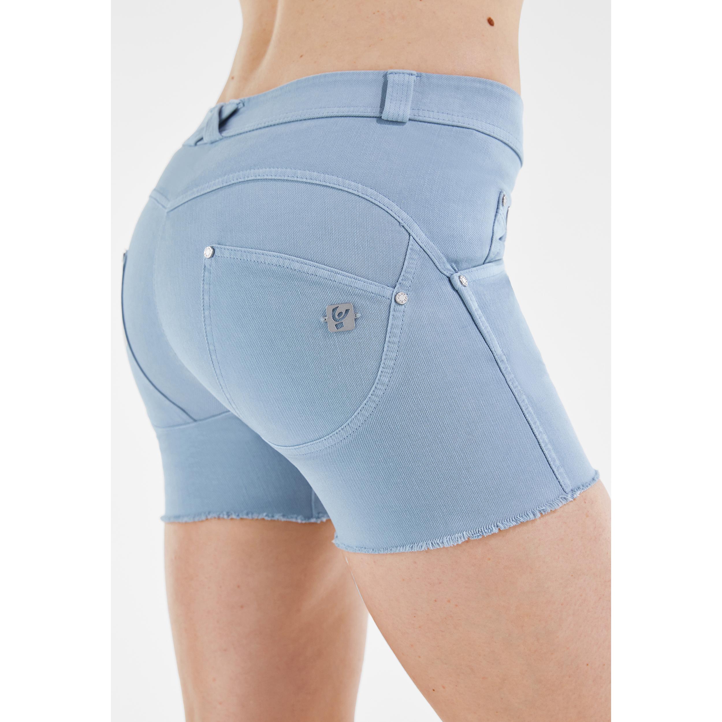 Shorts WR.UP® in denim navetta ecologico fondo sfrangiato e abrasioni