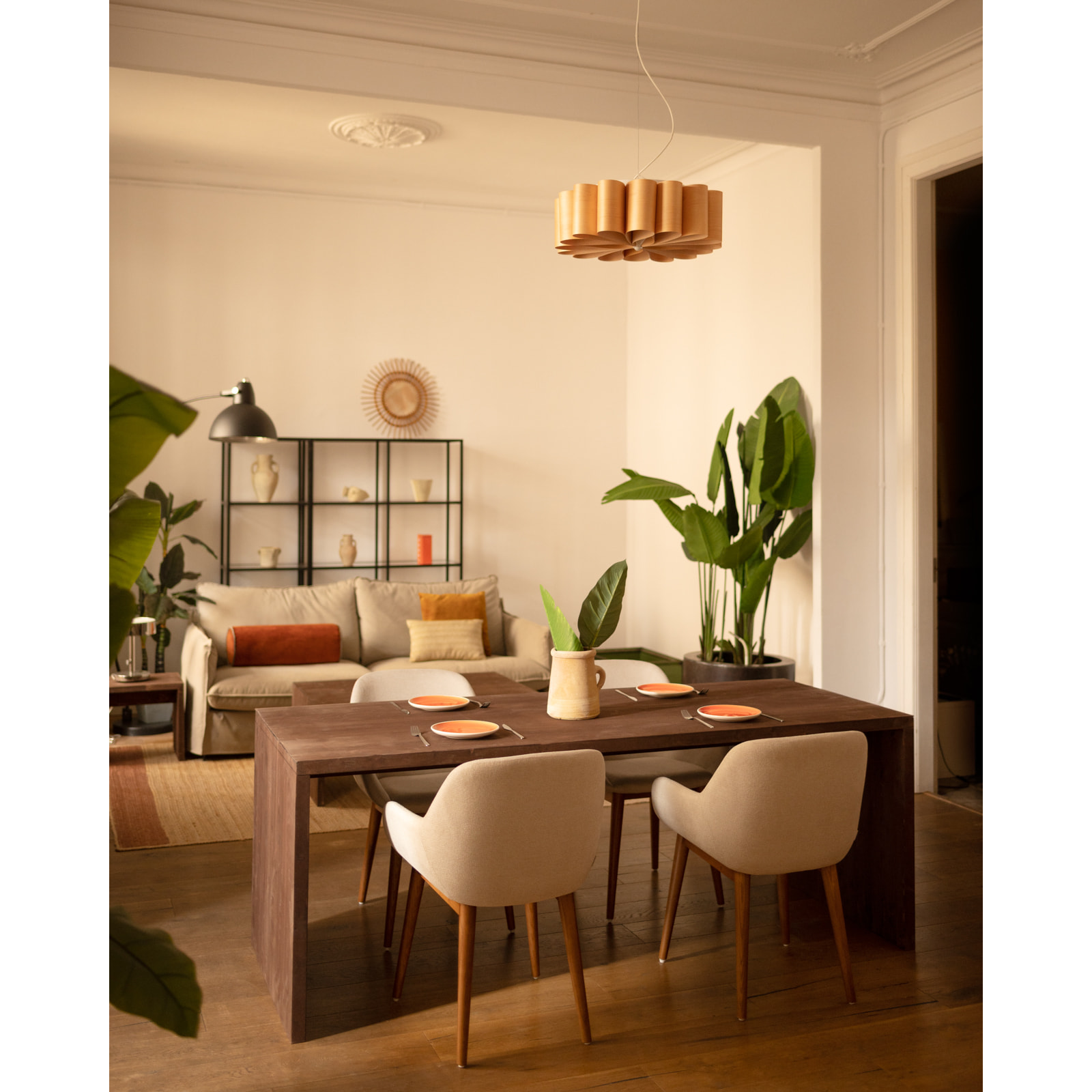Mesa de comedor de madera maciza en tono nogal de varias medidas