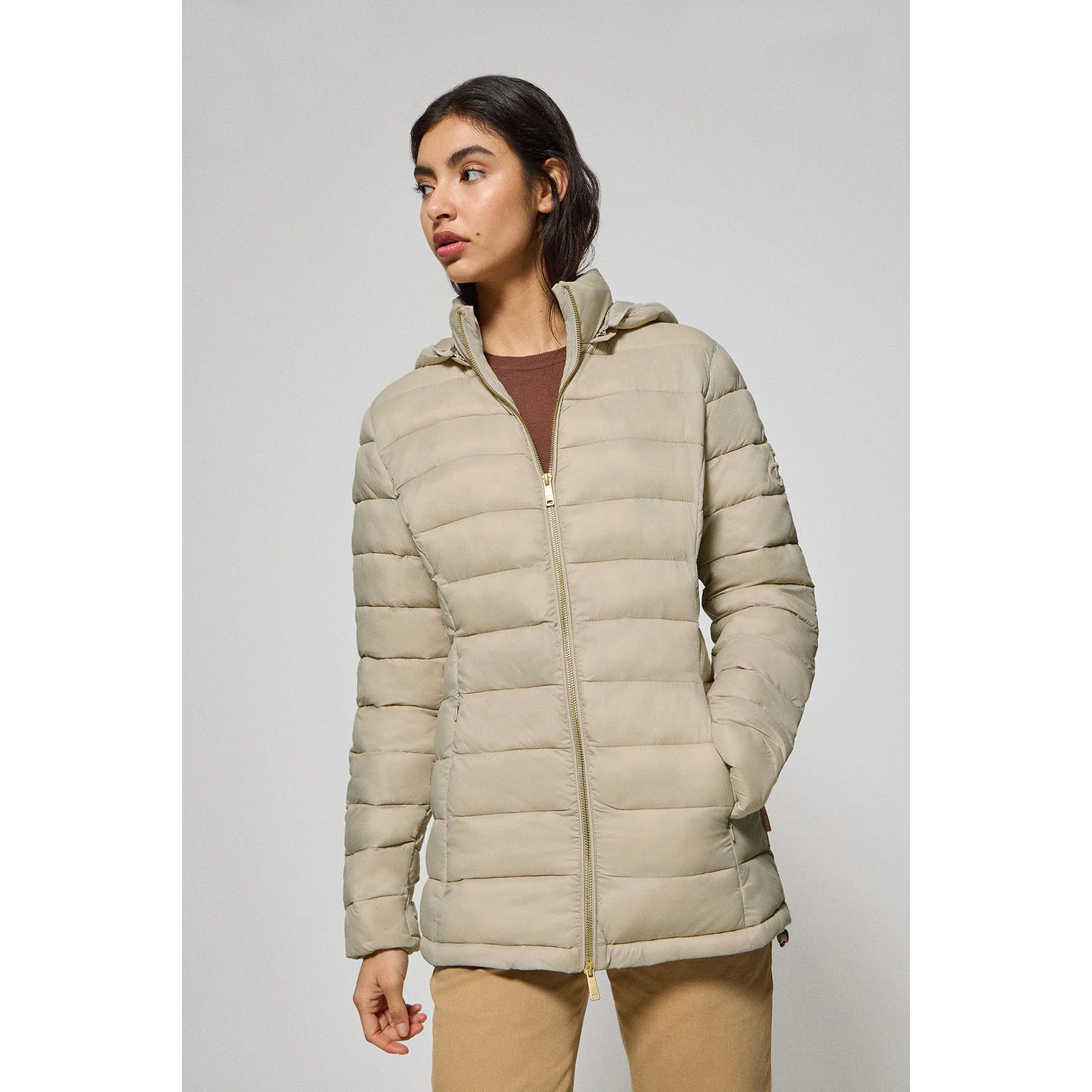 Chaqueta ultralight beige oscuro Cintia de capucha extraíble y bordado PC