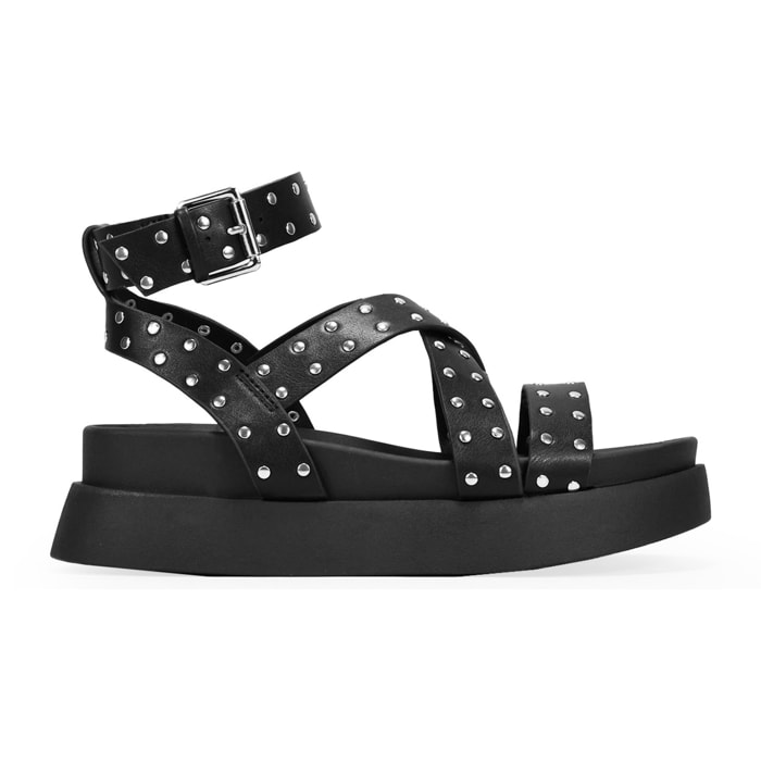 Sandalias de plataforma negras con tachas metálicas