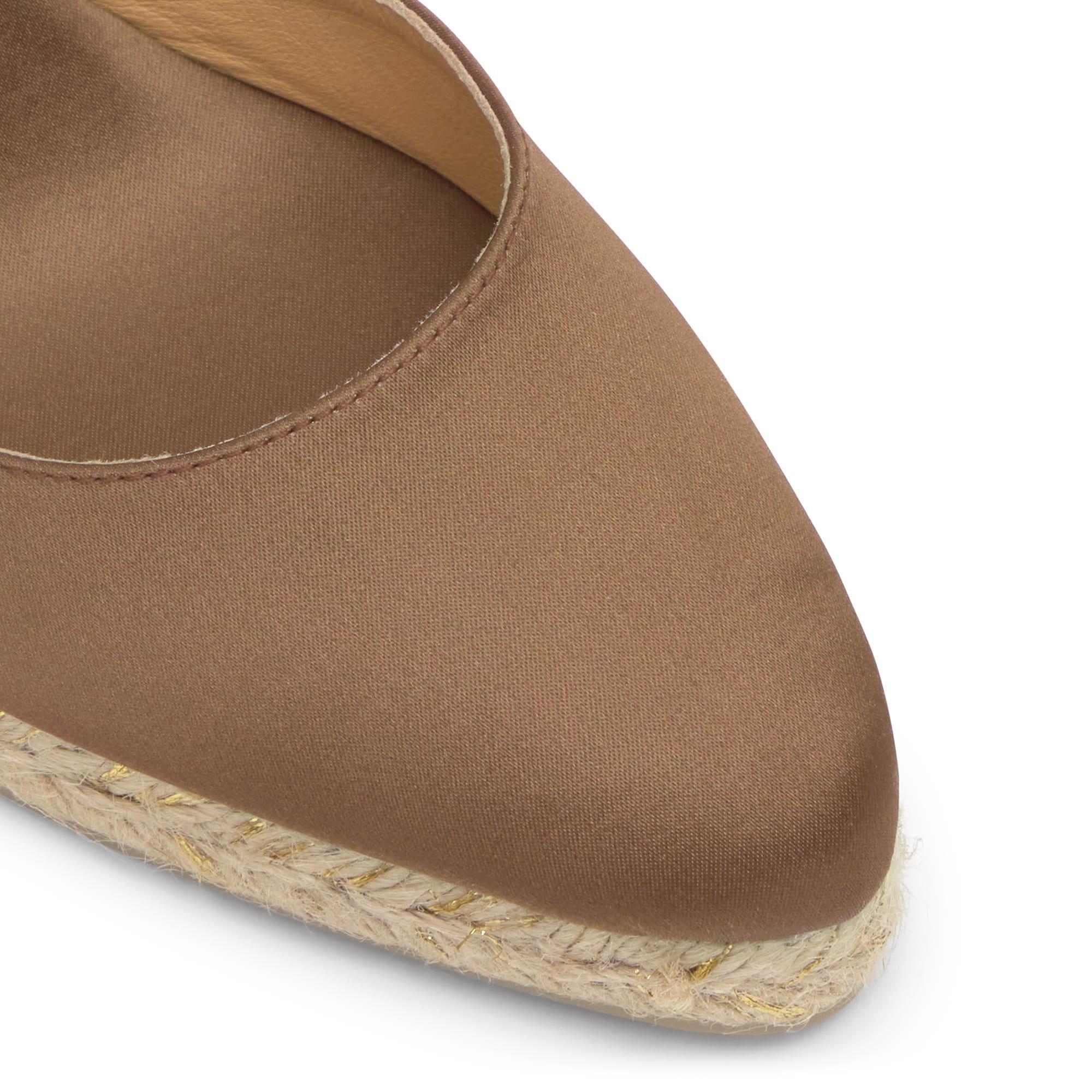 Alpargata Joyce cuña de yute en satén con cintas y punta afilada