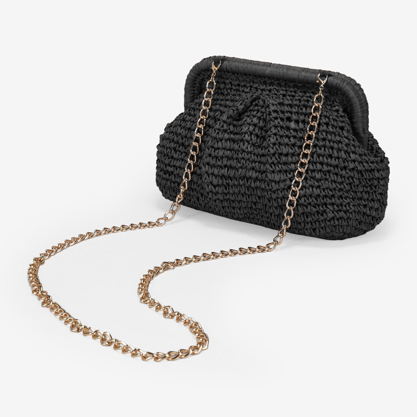 Bolso clutch negro de rafia con cadena