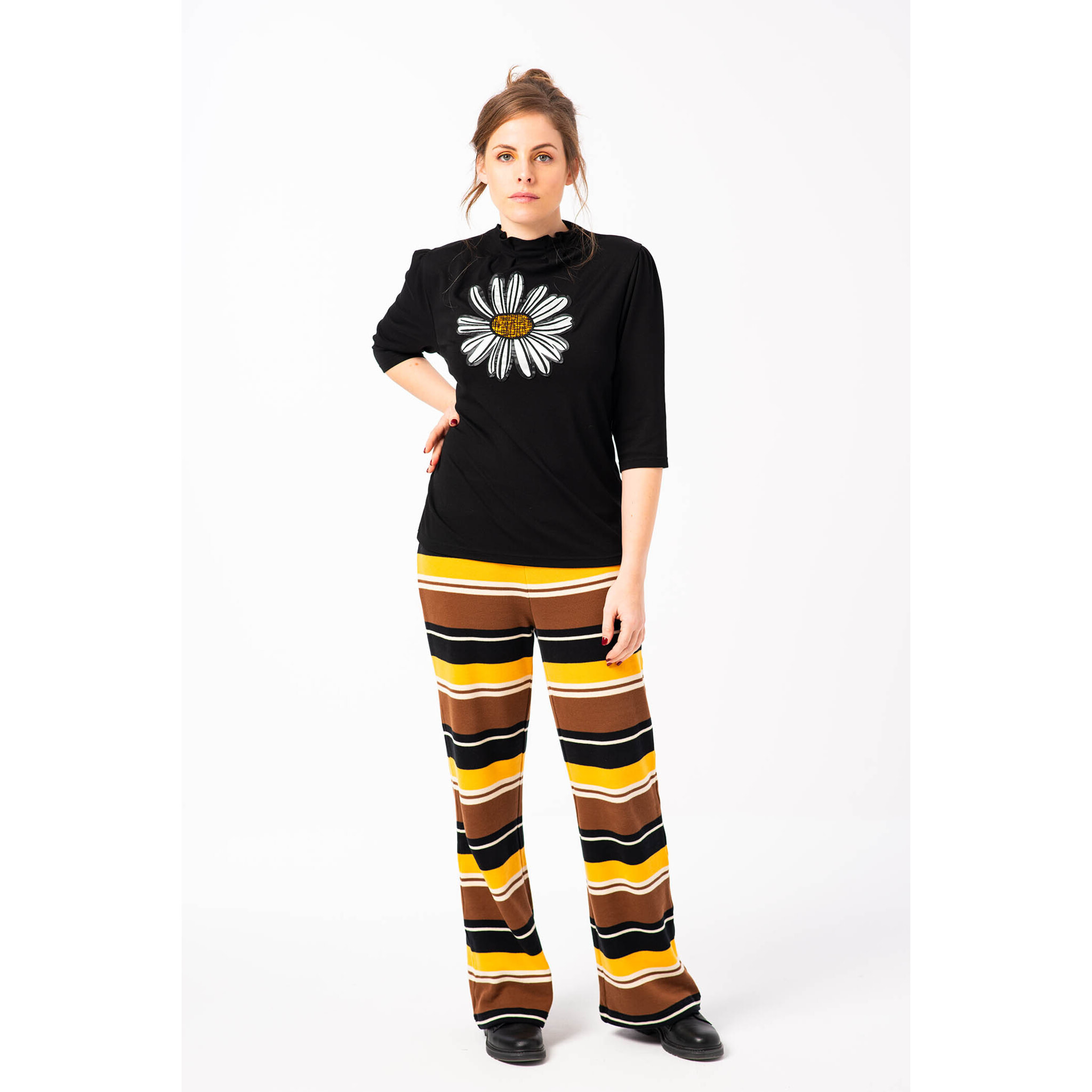 Mamatayoe Painting. Pantalón Largo Acampanado de Rayas para Mujer de Color Negro, Amarillo y Marrón. Pantalón Fluido con Cintura Elástica de Estilo Casual para Otoño Invierno.