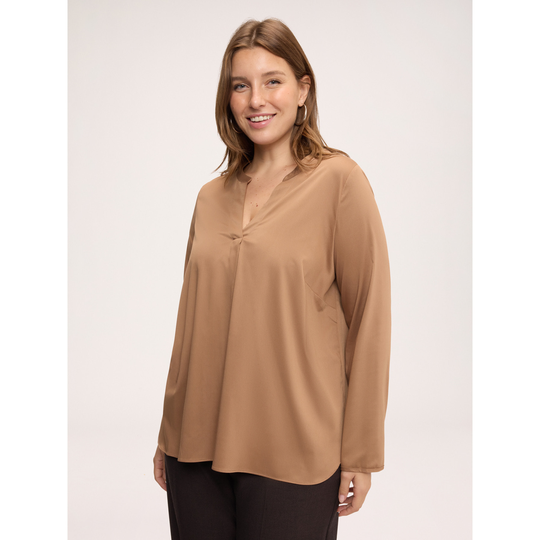 Fiorella Rubino - Blusa in raso con scollo a V - Marrone
