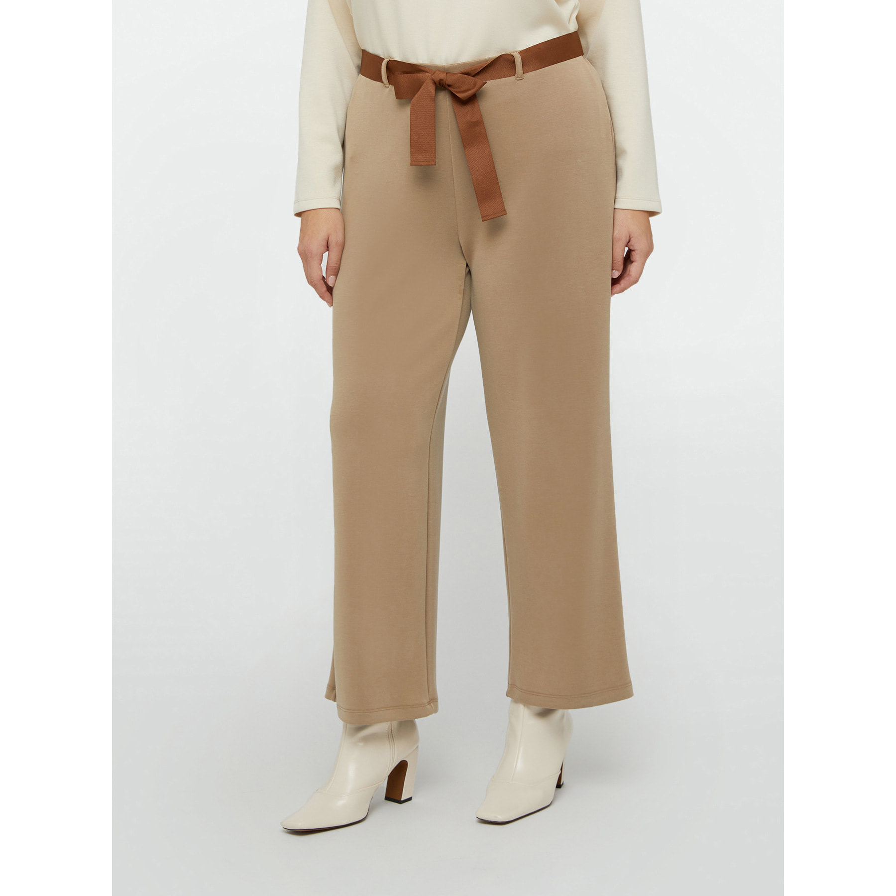 Fiorella Rubino - Pantalones cropped soft touch con cinturón de tela - Beige