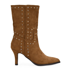 Botas de tacón marrones con tachas metálicas