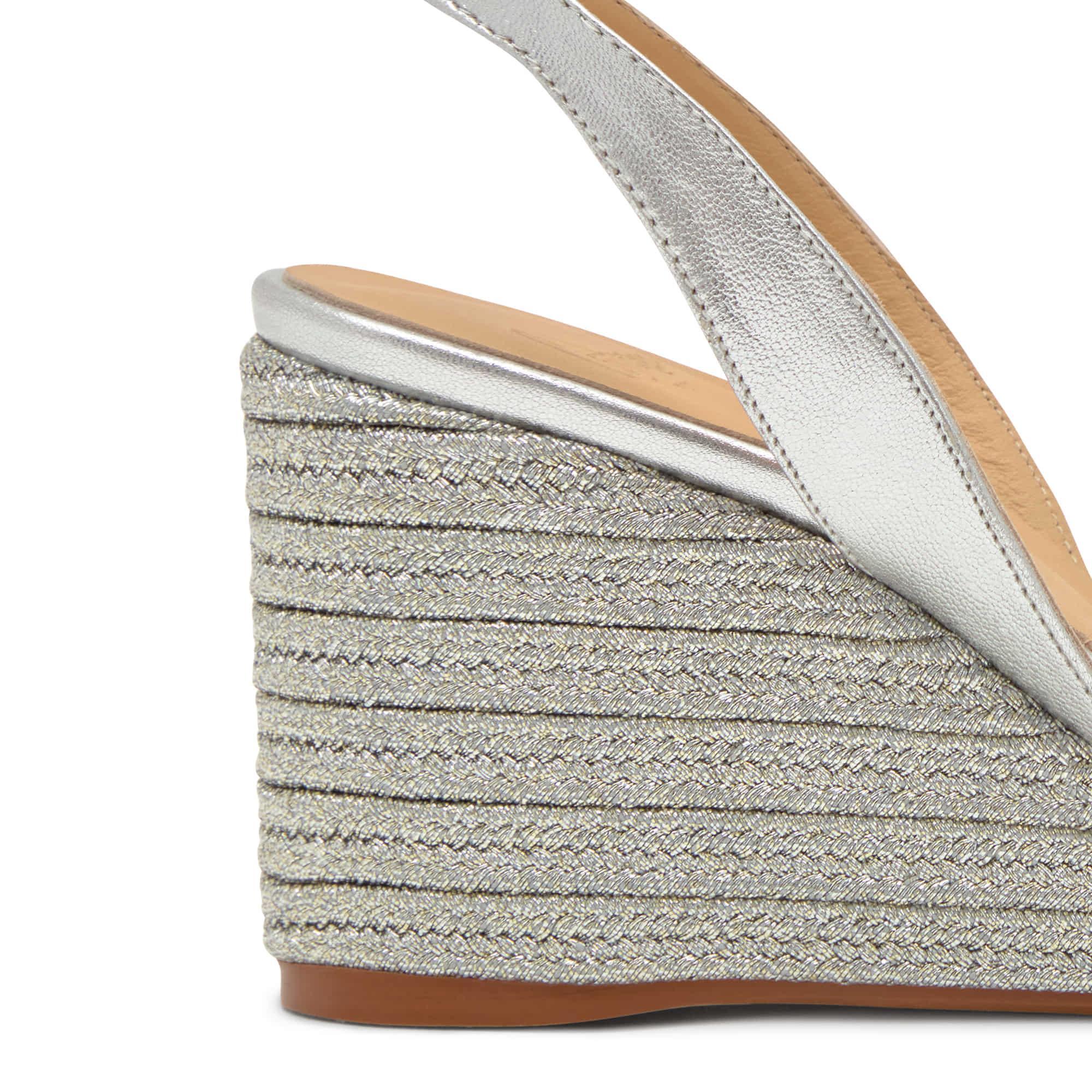 Sandalia destalonada Barby trenzada en acabado metalizado