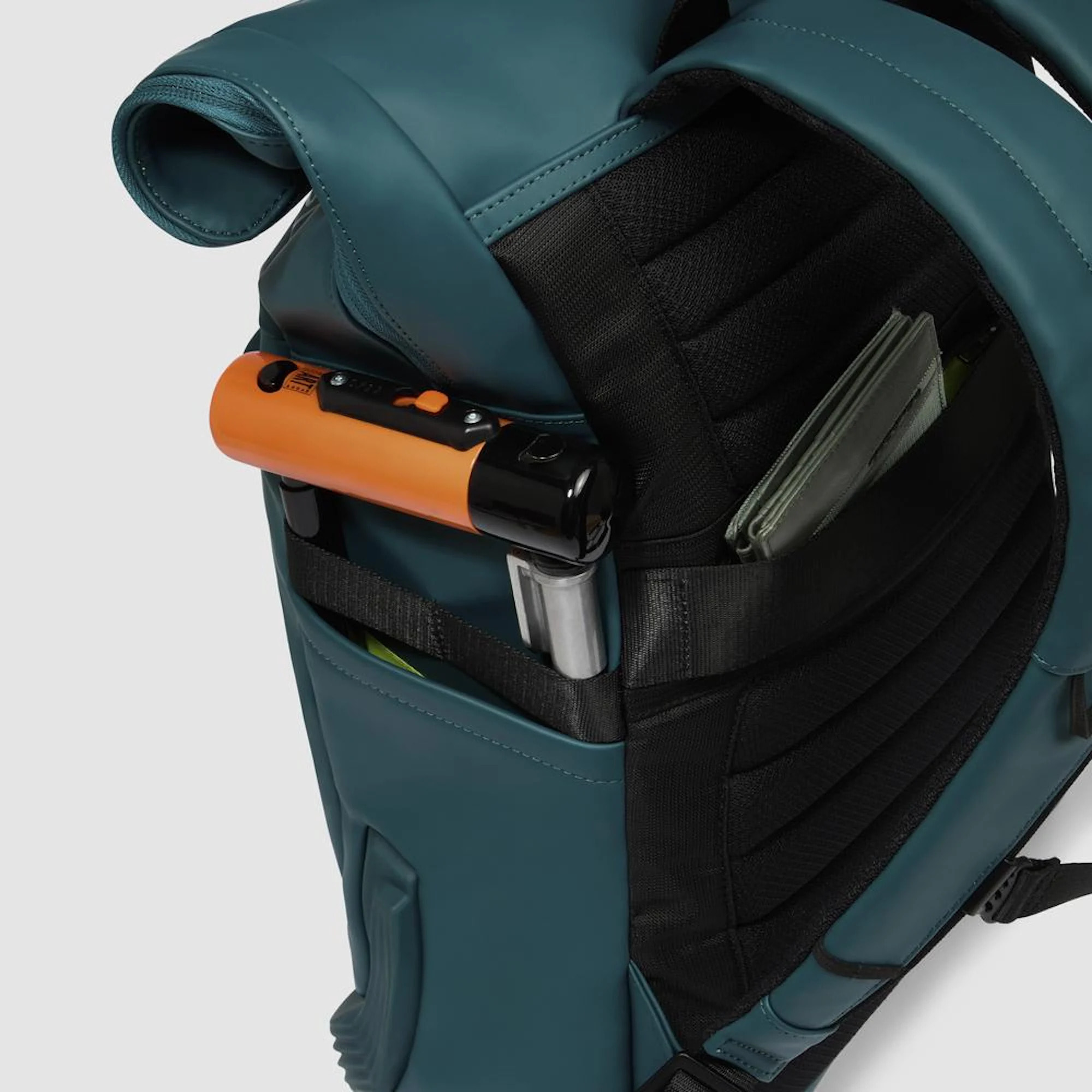 Piquadro Zaino roll-top per PC e iPad® con cinghia pettorale, agganci per lucchetto e luce portatile da bici